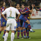 Los jugadores del Barcelona rodean y felicitan a Pedro, tras marcar el segundo gol