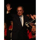 Damián Tascón recibió el premio para el Banco de Alimentos. LDM