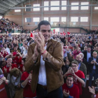 Pedro Sánchez, aplaudido por los simpatizantes socialistas en el pabellón deportivo de Burjassot (Valencia).