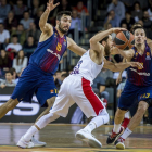 Los azulgranas Oriola y Heurtel presionan a Nacho Rodríguez, base del CSKA, en el partido de Euroliga jugado el pasado enero /