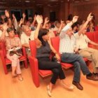 Los consejeros comarcales del PSOE votan en el último pleno celebrado por el Consejo este mes.