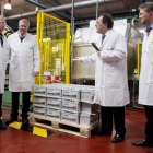 Herrera, ayer, junto a responsables de la planta burgalesa y el alcalde de Burgos.