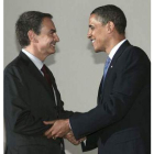 Zapatero saluda a Obama en la pasada cumbre del G-8.