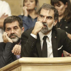 Jordi Sànchez y Jordi Cuixart, en el pleno en el Parlament del 10 de octubre del 2017.