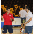 El técnico Manolo Cadenas charla con Carlos Ruesga.