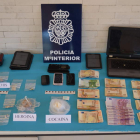 La droga, material y dinero en efectivo intervenido por la Policía Nacional