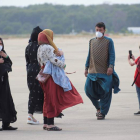 Personas evacuadas de Afganistán en el aeropuerto de Torrejón de Ardoz. IÑAKI GÓMEZ
