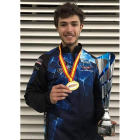 Eduardo de Paz con la medalla y trofeo de campeón de Liga. DL