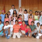 Yahya Mohamed Chej y Concepción Rodríguez con los niños que pasarán las próximas semanas en León