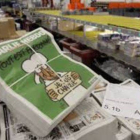 El primer número de 'Charlie Hebdo' tras los atentados, en venta.