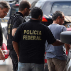 El presunto miembro de ETA es trasladado por policías.