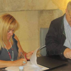 Isabel Carrasco y Antolín de Cela durante la firma del convenio.