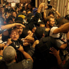 Un grupo de manifestantes invade la sede de la Cámara Municipal de Río de Janeiro.