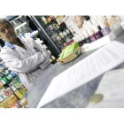 El farmacéutico Félix López, en su establecimiento de la calle Ríos Rosas de Madrid.