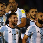 Messi, Mascherano y sus compañeros, antes de abandonar el campo en Quito.