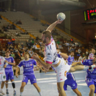 Milosavljevic, con nueve goles, fue el máximo anotador del Ademar contra el Cisne. MIGUEL F. B