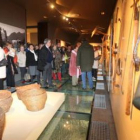 Imagen de archivo de numerosos visitantes en una de las exposiciones del Musac, que hoy abre hasta l