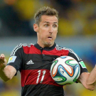 Miroslav Klose ataca un balón.