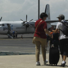 Esther y su hijo Adrián camino al avión, van a Valencia a un campeonato de cálculo mental.