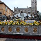 La Sagrada Cena tuvo que regresar cuando un aguacero caía en la plaza de la Catedral. Los otros pasos se recogieron cuando habían recorrido la calle Ancha.