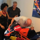 Toni Salom, abuelo del fallecido joven piloto mallorquín, besa, entre lágrimas, la moto de su nieto Luis, en la inauguración hoy de una exposición en Palma.