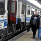 Viajeros del tren Estrella Galicia a su llegada el martes a La Coruña