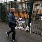 Ciudadanos franceses depositaron ayer flores ante la gendarmería de Carcassonne. HORCAJUELO
