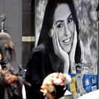 Mujeres con burka paseando por la calle en una foto de archivo.