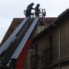 Los bomberos de León durante una intervención. RAMIRO
