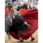 José Tomás da un molinete a su primer astado en el último festejo taurino de la Monumental