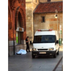 El cadáver, ayer todavía custodiado por la policía.
