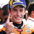 Marc Márquez (Honda) guiña el ojo al fotógrafo, en el corralito del GP de Argentina.