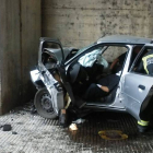 Efectivos de la Policía Local y de Bomberos acudieron al lugar del accidente