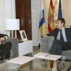 El presidente del Gobierno canario, Paulino Rivero, y Zapatero, en su reunión en La Moncloa