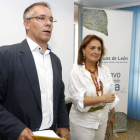 El presidente de la sociedad Aguas de León, José María López de Benito (C), presenta el proyecto de Sectorización de la red de abastecimiento de agua. Junto a él, la concejala de Personal del Ayuntamiento de León, Nuria Lesmes