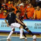 Jonathan Cámara trata de superar al visitante Revilla.