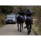 Policías franceses vigilan los accesos a la montaña de Bugarach, el miércoles pasado.