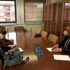 Integrantes de Alzheimer Bierzo con el presidente de la Diputación en Ponferrada. DL