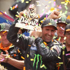 El francés Stéphane Peterhansel celebra en el podio su triunfo en coches en el Dakar.