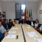 Los alcaldes, con los representantes de la escuela de FP, ayer en La Robla. PLANILLO