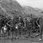Imagen de varios niños junto a un burro y un vagón para el carbón en una imagen de los años 60.