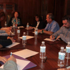 Los representantes municipales toman nota del proyecto mancomunado que les plantea Merayo. DL