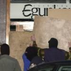 Imagen de los agentes de la Guardia Civil en el momento de precintar la sede del diario «Egunkaria»