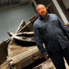 Fotografía de archivo del artista chino Ai Weiwei ante una obra suya en Alemania.