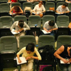 Algunos opositores realizan un examen para poder aspirar a la plaza que desean.