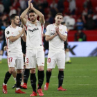 Los jugadores del Sevilla celebran con su afición el triunfo sobre el Lazio.
