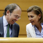 El presidente del Senado, Pío García Escudero, junto a la minstra de Defensa, Dolores de Cospedal.