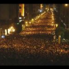 Una manifestación sin precedentes recorrió a las calles de León como símbolo de repulsa a la masacre perpetrada en Madrid. Más de 100.000 personas alzaron su voz unánime contra el terrorismo.