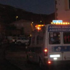 Una ambulancia del Sacyl en Llanos, ayer tarde, tras el suceso mortal en la variante.