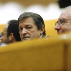 El presidente de la gestora del PSOE, Javier Fernández, preside la reunión del grupo socialista en el Senado.